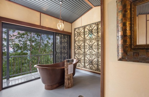Austinville House | TREE HOUSE #2. Private, Tri-level with Gold Coast Hinterland Views
