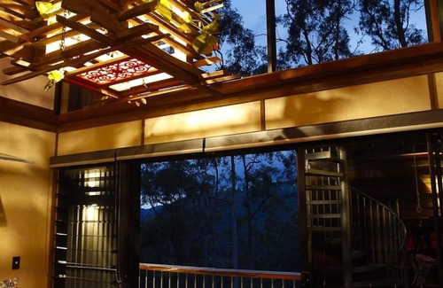 Austinville House | Tree House #4 Red,Private three levelled building with BBQ ,Smart TV, kitchen