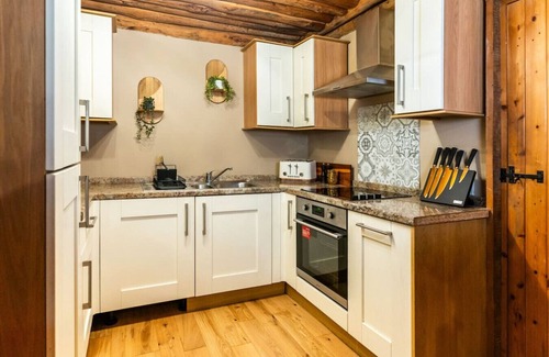 Bedford Cabin | Tree House - Luxury Riverside