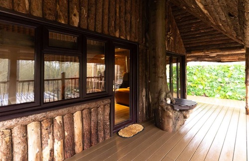 Bedford Cabin | Tree House - Luxury Riverside