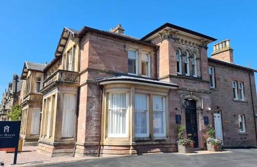 Inverness City Centre Cottage | Tree House - sleeps 4 guests in 2 bedrooms