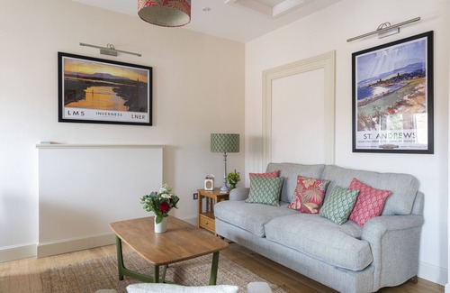 Inverness City Centre Cottage | Tree House - sleeps 4 guests in 2 bedrooms