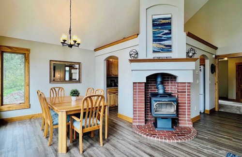 Dayton House | Tree Top Cabin with access to Flathead Lake