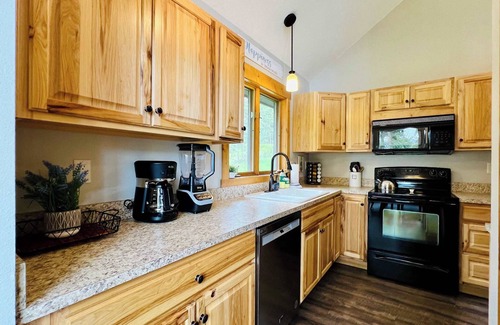 Dayton House | Tree Top Cabin with access to Flathead Lake