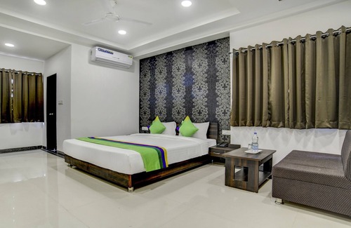 Indore Hotel | Treebo Grand Euro Pipliyahana Square