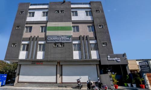 Indore Hotel | Treebo Grand Euro Pipliyahana Square