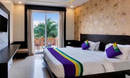 Pushkar Hotel | Treebo Premium Royal Amar With Mountain View and Swimming Pool