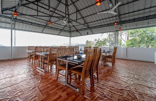 Nullatanni Hotel | Treebo Windsong Resort Munnar, Tea Plantation View