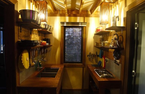 Austinville House | Treehouse #3, Tri-Level, Large BBQ. Amazing views