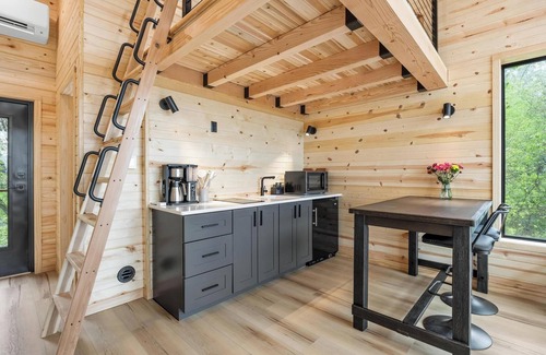 Oakdale Apartment | Treehouse at a lavender farm overlooking a creek!