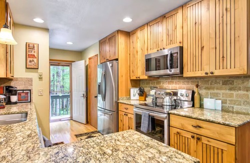Waynesville Cabin | Treehouse Escape -Hot Tub, Amazing Views