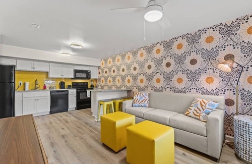 Windy Hill Apartment | TreeHouse Lodge, Walk to Beach, Pet-Friendly 201