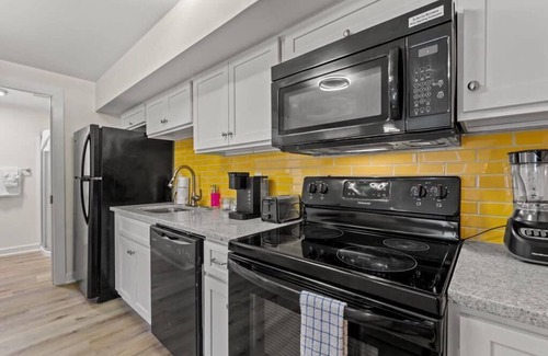 Windy Hill Apartment | TreeHouse Lodge, Walk to Beach, Pet-Friendly 201