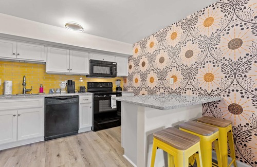 Windy Hill Apartment | TreeHouse Lodge, Walk to Beach, Pet-Friendly 201