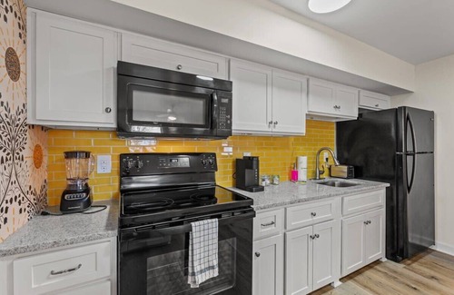 Windy Hill Apartment | TreeHouse Lodge, Walk to Beach, Pet-Friendly 203