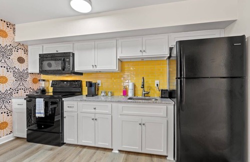 Windy Hill Apartment | TreeHouse Lodge, Walk to Beach, Pet-Friendly 203