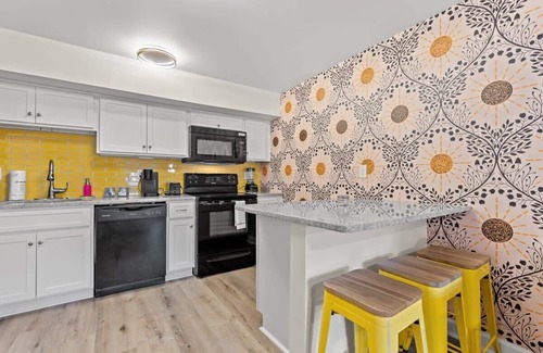 Windy Hill Apartment | TreeHouse Lodge, Walk to Beach, Pet-Friendly 204