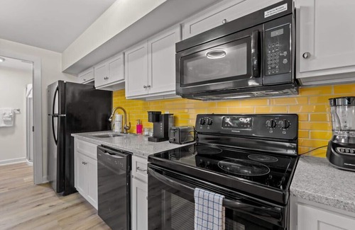 Windy Hill Apartment | TreeHouse Lodge, Walk to Beach, Pet-Friendly 204