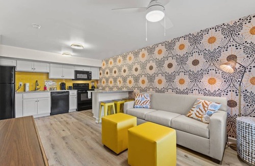 Windy Hill Apartment | TreeHouse Lodge, Walk to Beach, Pet-Friendly 204