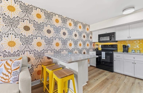 Windy Hill Apartment | TreeHouse Lodge, Walk to Beach, Pet-Friendly 304