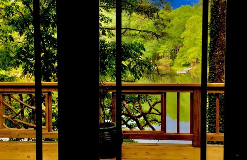 Sapphire House | Treehouse - Luxury mountain living at the water’s edge of Hogback Lake