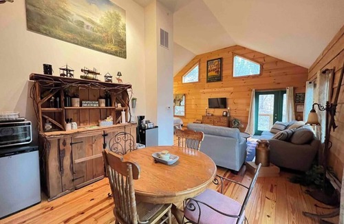 New Castle Cabin | "Treehouse Suite" at Rustic Retreat Cabin w/Old Fashion Saun