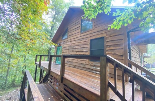 New Castle Cabin | "Treehouse Suite" at Rustic Retreat Cabin w/Old Fashion Saun