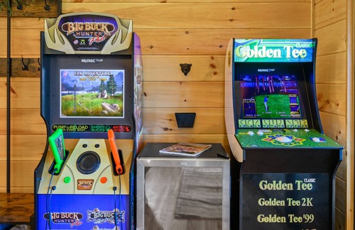 Raccoon Ridge Cabin | Treehouse View of Mountains, River + Outdoor Movie + Hot Tub + Fire Pit + Arcade