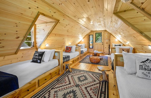 Raccoon Ridge Cabin | Treehouse View of Mountains, River + Outdoor Movie + Hot Tub + Fire Pit + Arcade
