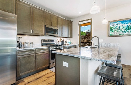 Wildernest Condo | Treehouse Village Lodge: Modern Condo with Panoramic Mountain Views, Hot Tub, Garage & Gas Fireplace