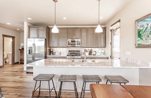 Wildernest Condo | Treehouse Village Lodge: Modern Condo with Panoramic Mountain Views, Hot Tub, Garage & Gas Fireplace