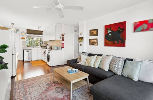 Bronte Apartment | Treetop Retreat Five Minute Stroll To The Beach