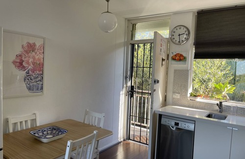 Bronte Apartment | Treetop Retreat Five Minute Stroll To The Beach