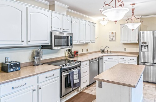 Northwest Raleigh House | Treetops by ARRAY | 3 King + 3 Queen | 7 Acres | Private Pond