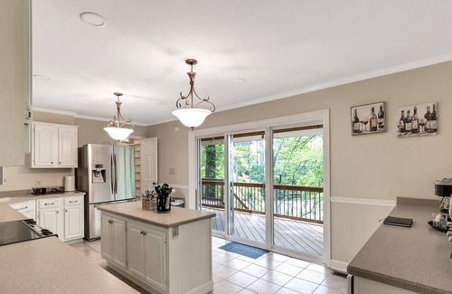 Northwest Raleigh House | Treetops by ARRAY | 3 King + 3 Queen | 7 Acres | Private Pond