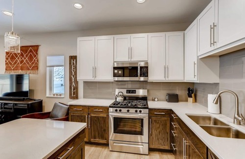 Georgetown House | Trekker Townhome/Mountain Charm/New Floors!