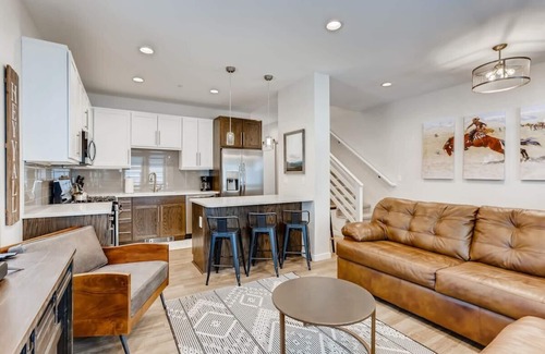 Georgetown House | Trekker Townhome/Mountain Charm/New Floors!