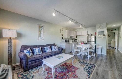 North End Condo | Trendy 1BD Balcony, Pool Small fam/couples stay!