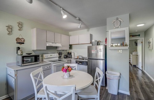 North End Condo | Trendy 1BD Balcony, Pool Small fam/couples stay!