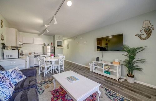 North End Condo | Trendy 1BD Balcony, Pool Small fam/couples stay!