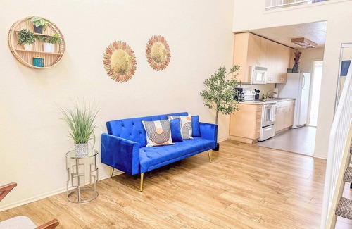 Cortez Hill Apartment | Trendy 2 level Loft Downtown parking incl.