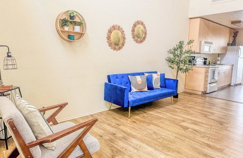 Cortez Hill Apartment | Trendy 2 level Loft Downtown parking incl.