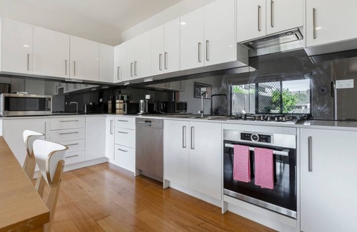 Brunswick West House | Trendy and Spacious Brunswick Stay with Outdoor Deck