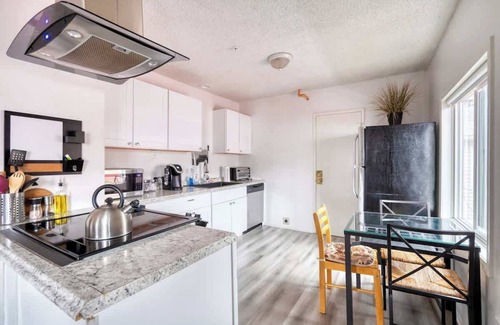 King Apartment | Trendy Area Walk Everywhere 1BR Sleeps 4