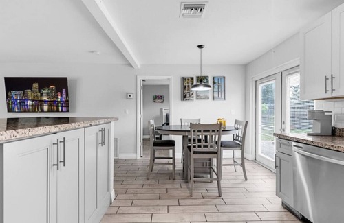 Driftwood House | Trendy Family Home -Heated Pool