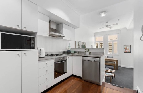 Chippendale Apartment | Trendy filled 2 bedroom innercity pad