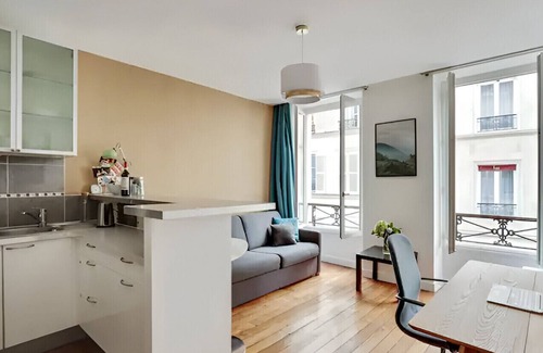 Quartier de la Porte-Saint-Denis Apartment | Trendy Marais district air-conditioned 2 bedrooms