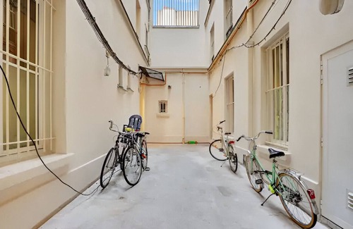 Quartier de la Porte-Saint-Denis Apartment | Trendy Marais district air-conditioned 2 bedrooms