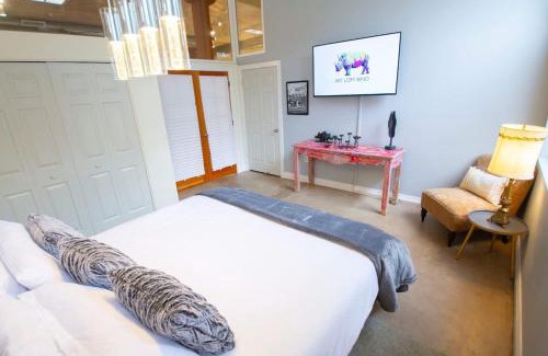 Cole House | Trendy Modern Loft in Rino Art District