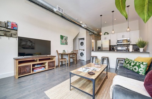 Pittsburgh House | Trendy - Parking - King Bed - 10 min DT